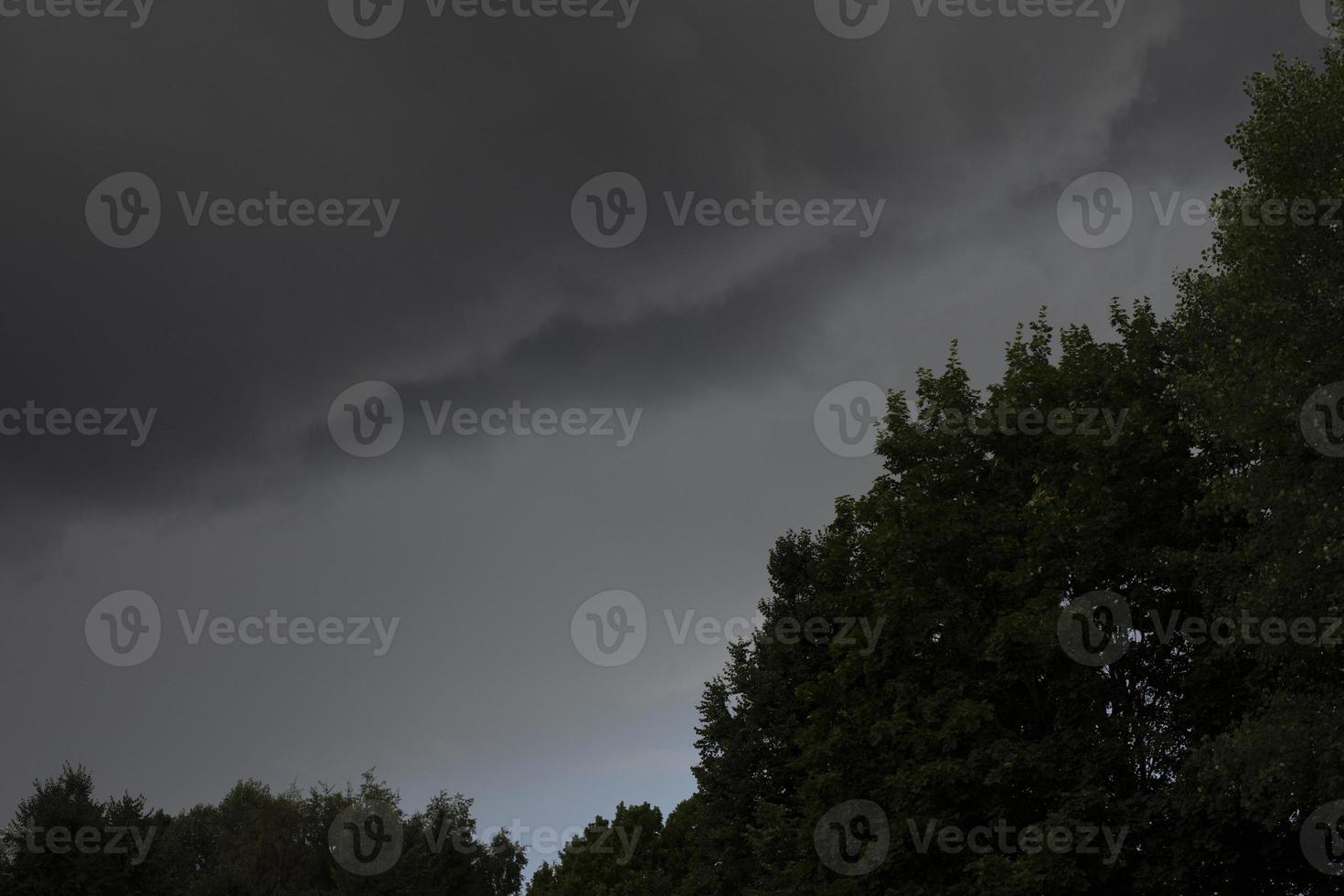 ciel gris. des nuages orageux. forêt Noire. avant la tempête. près du temps. photo