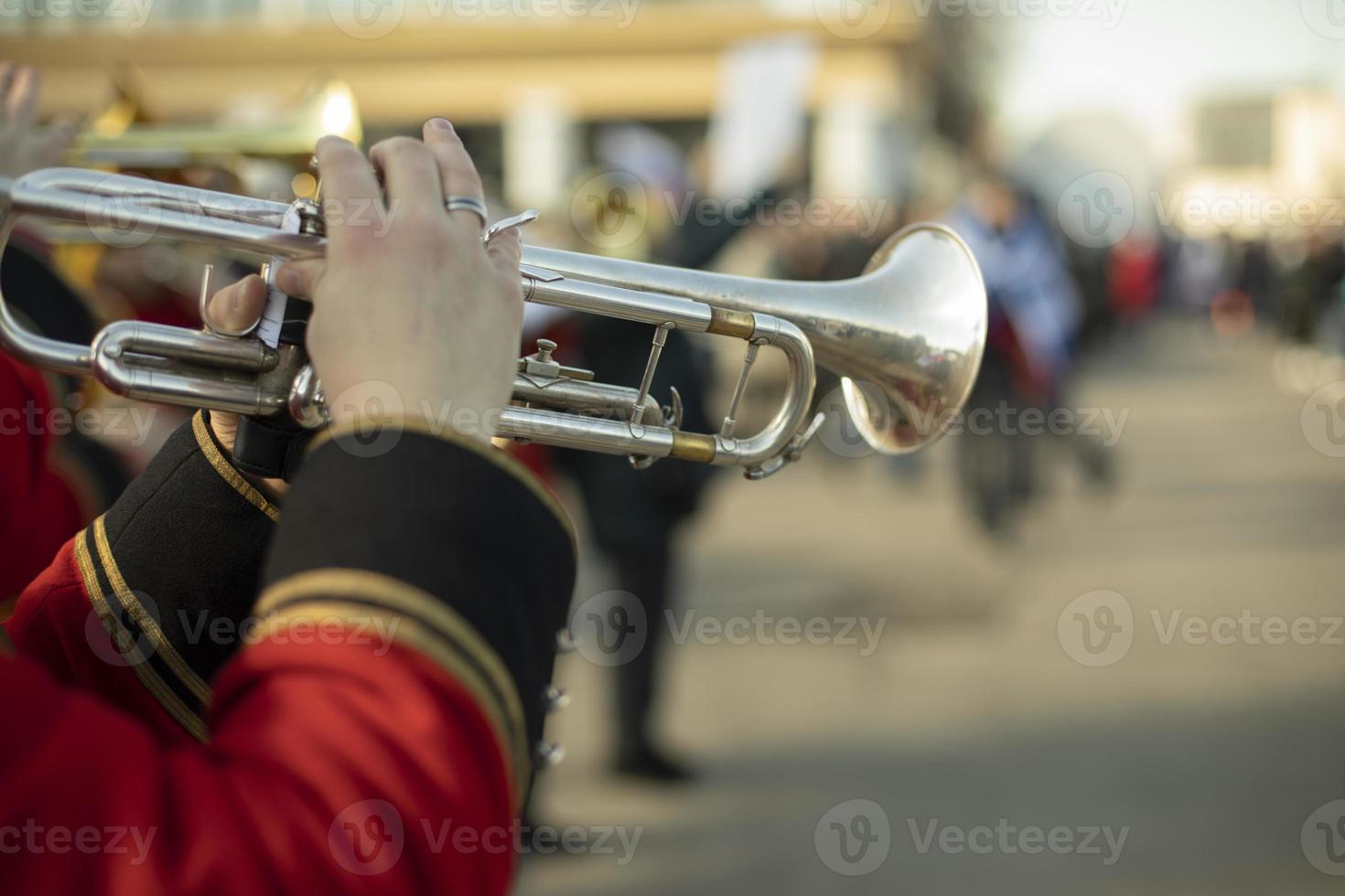 https://static.vecteezy.com/ti/photos-gratuite/p1/13584602-fanfare-militaire-en-parade-trompettistes-dans-la-rue-le-trompettiste-joue-de-la-melodie-orchestre-en-russie-photo.JPG