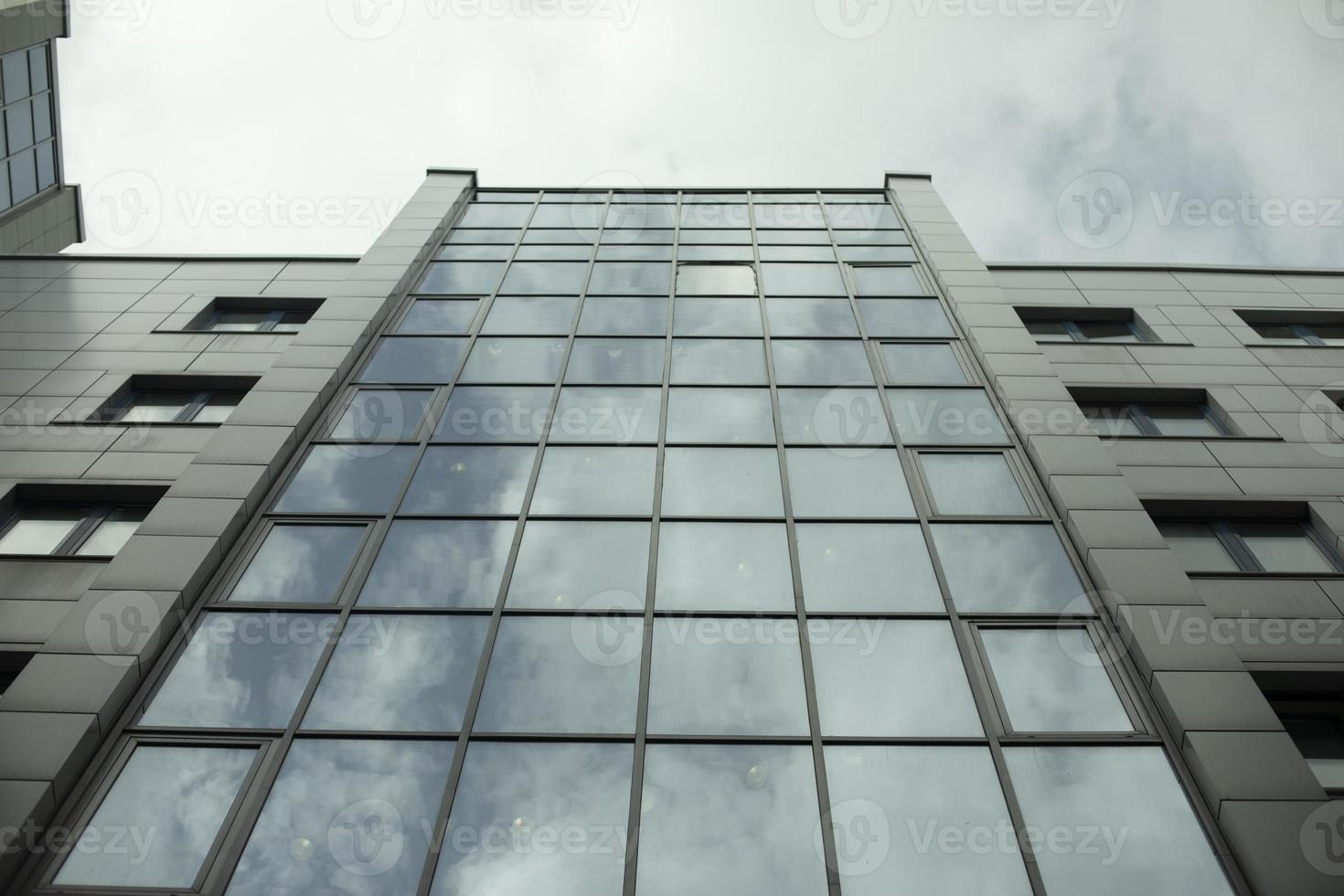 bâtiment miroir. le ciel se reflétera dans le verre du bâtiment. architecture moderne. photo