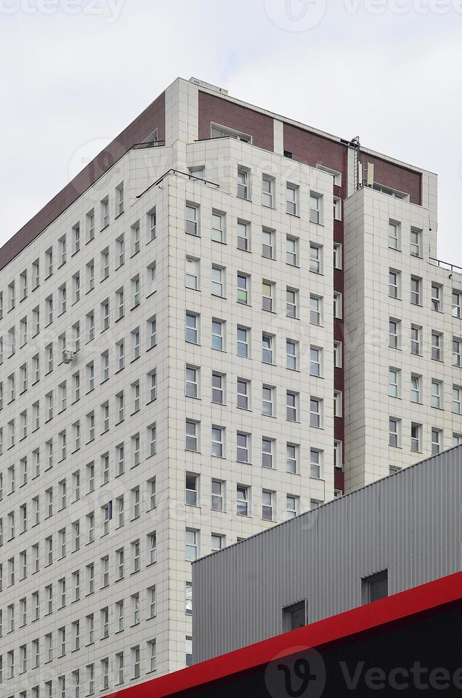 immeuble de bureaux à plusieurs étages avec un ciel bleu photo