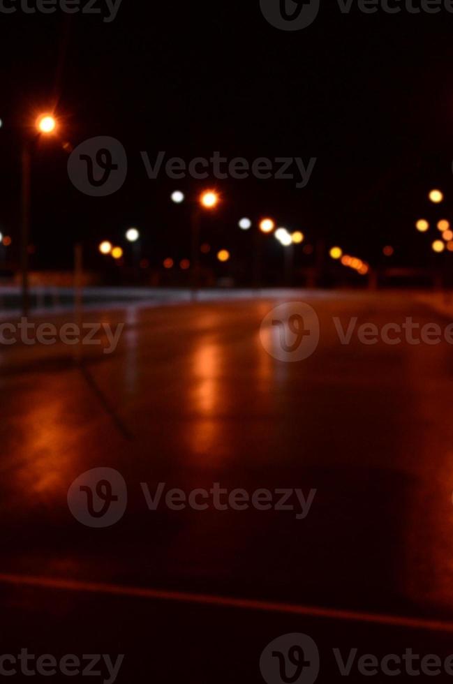 photo floue de l'aire de jeux de l'école la nuit avec des lumières vives