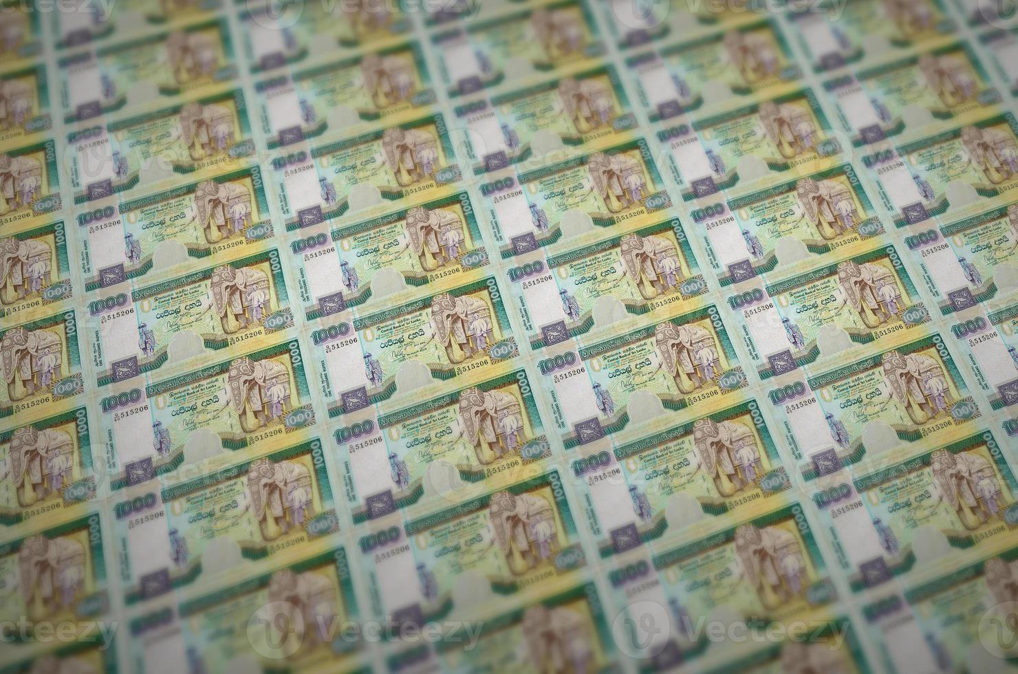 Billets de 1000 roupies sri lankaises imprimés dans un convoyeur de production d'argent illégal. collage de nombreux faux billets. concept de travail des contrefacteurs photo