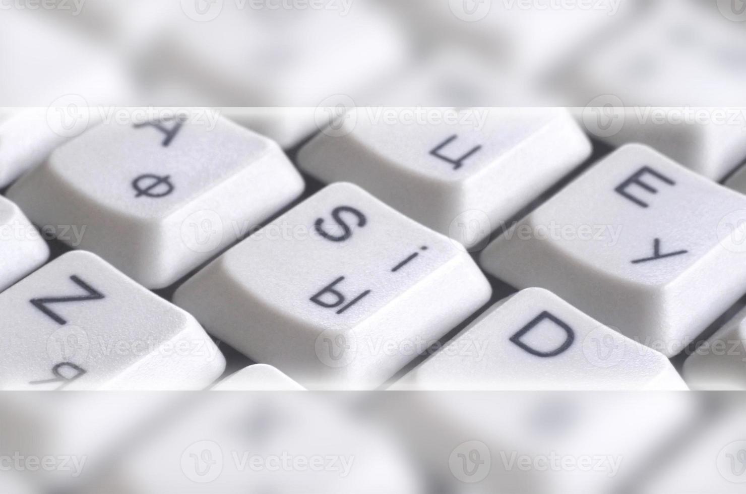 gros plan du clavier classique de l'ordinateur blanc avec des lettres anglaises et russes avec champ d'espace de copie photo