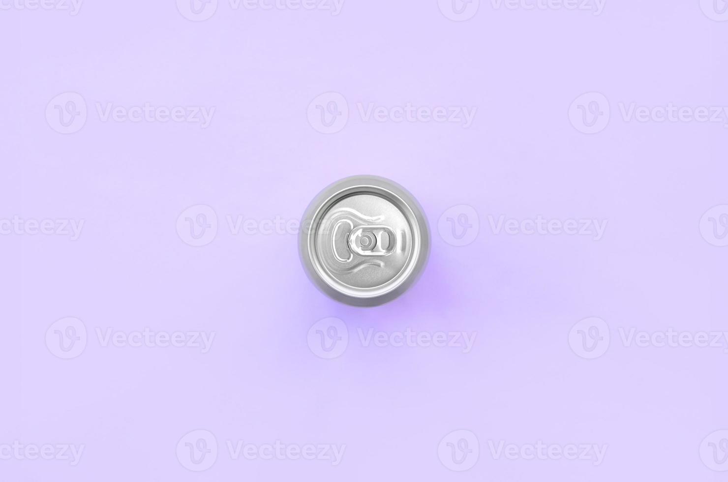 canette de bière métallique sur fond de texture de papier de couleur violet pastel mode dans un concept minimal photo