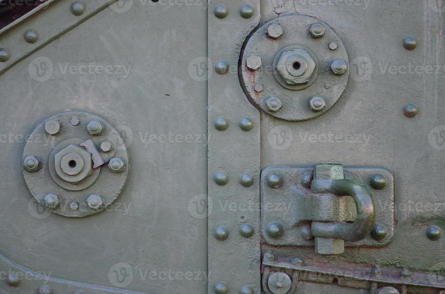 la texture de la paroi du réservoir, en métal et renforcée par une multitude de boulons et de rivets. images du revêtement d'un véhicule de combat de la seconde guerre mondiale photo