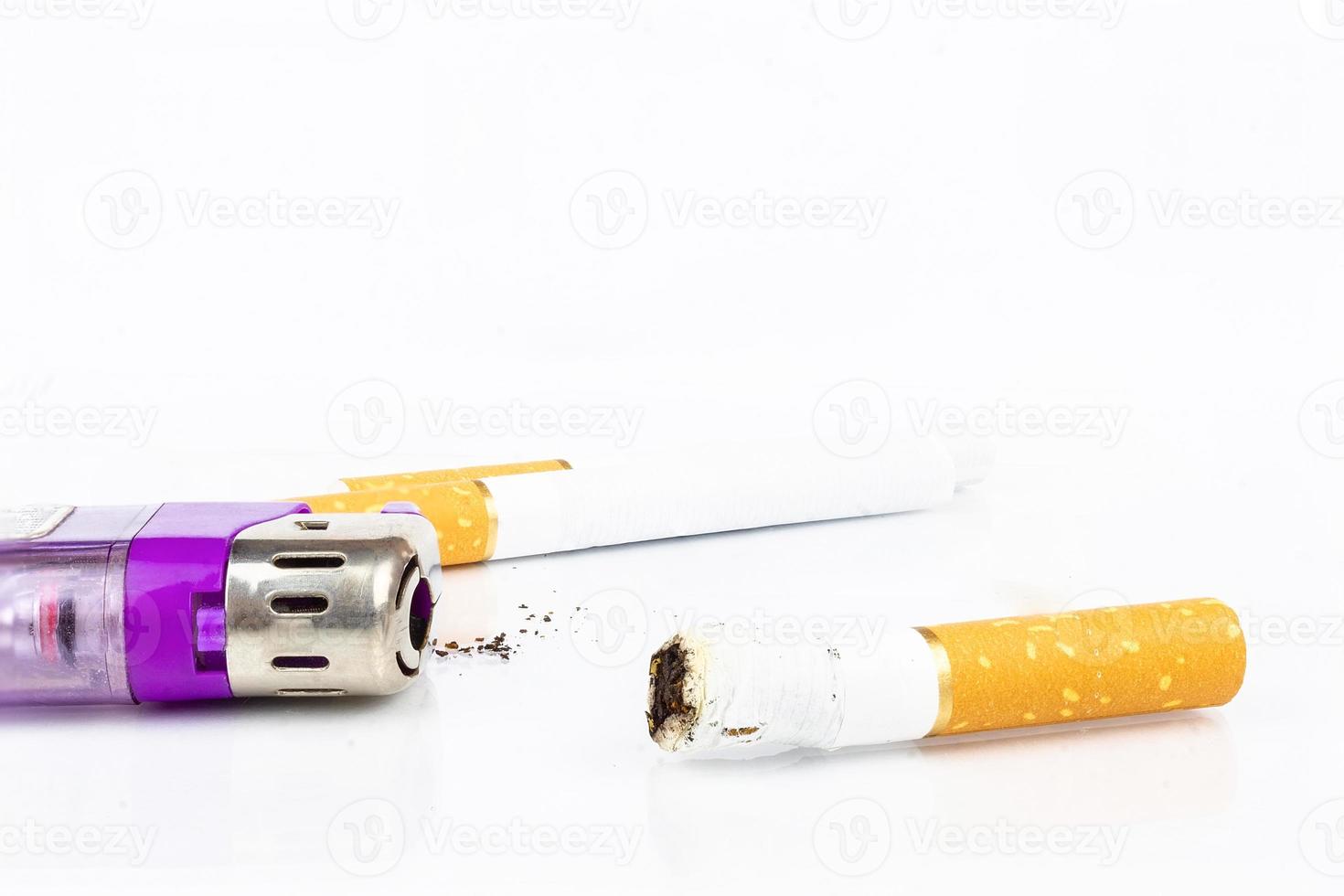 mégot de cigarette et briquet photo