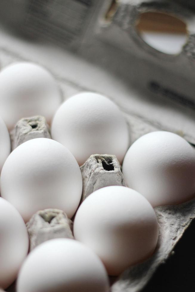les blancs d'œufs dans la boîte à ovaires sont des aliments protéinés. photo