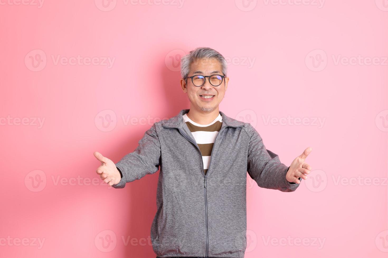homme asiatique sur rose photo