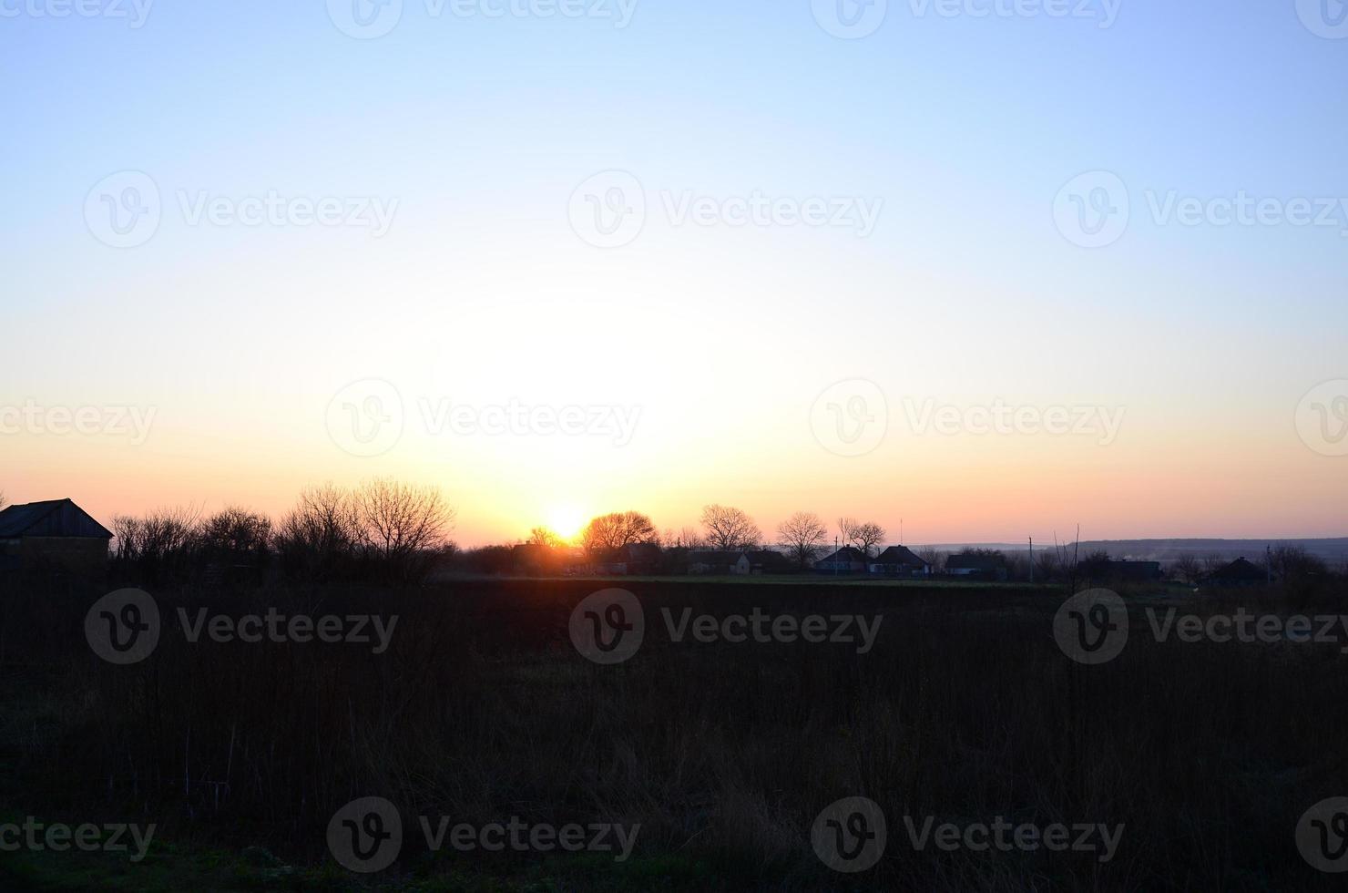 l'aube dans le village. lever de soleil dans le paysage de banlieue photo