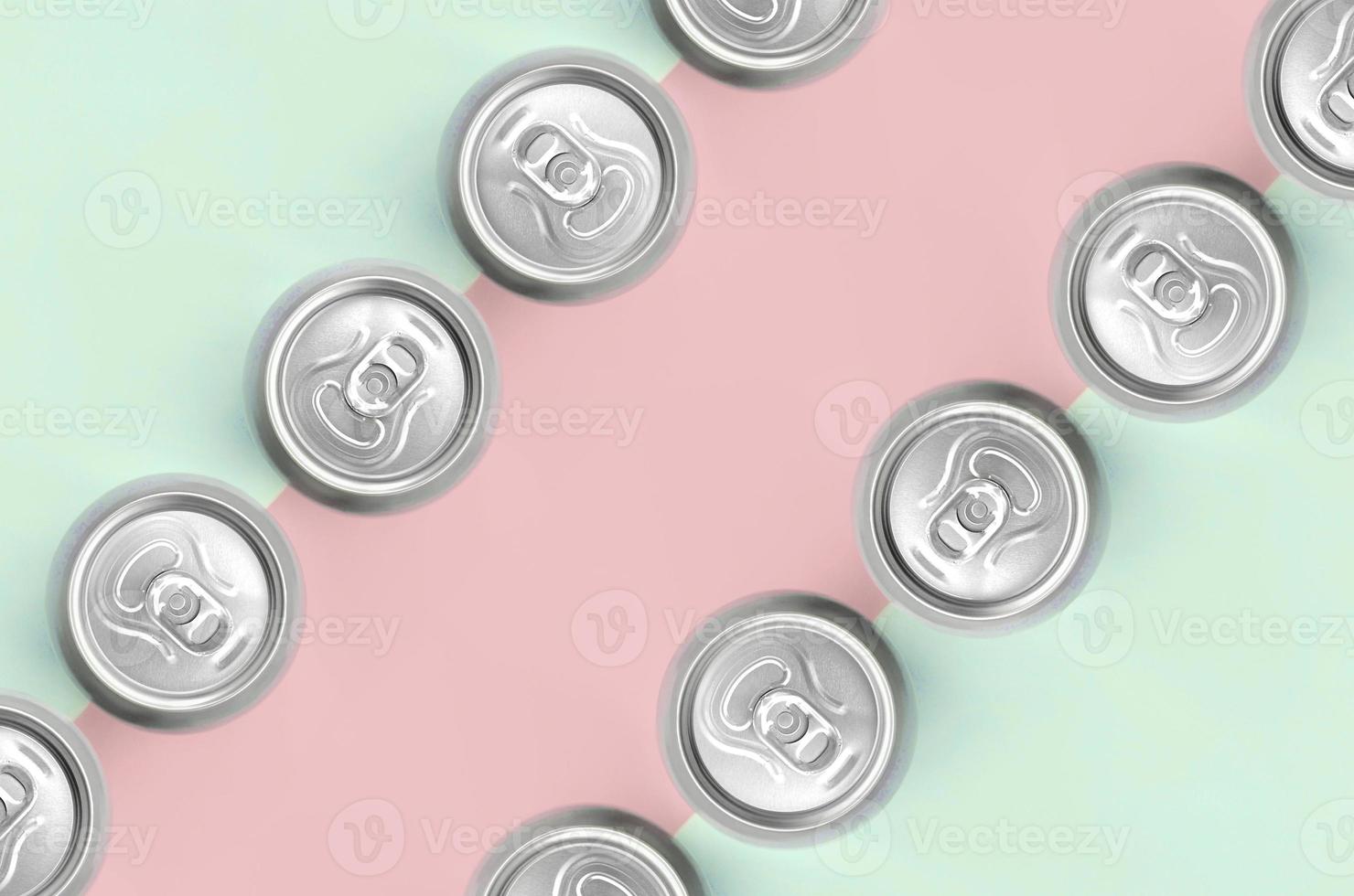 De nombreuses canettes de bière métalliques sur fond de texture de mode pastel turquoise et rose photo