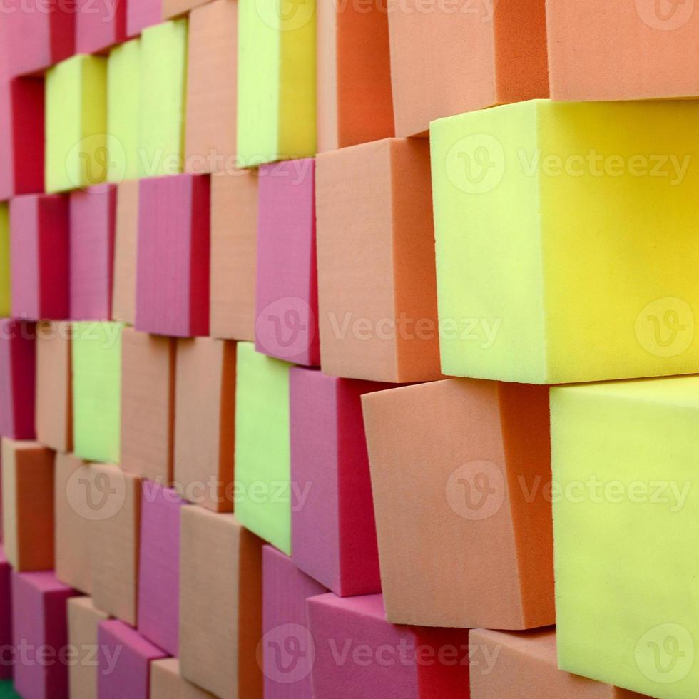 mur de cubes mous paralon dans la piscine sèche, trampoline dans le centre pour enfants photo