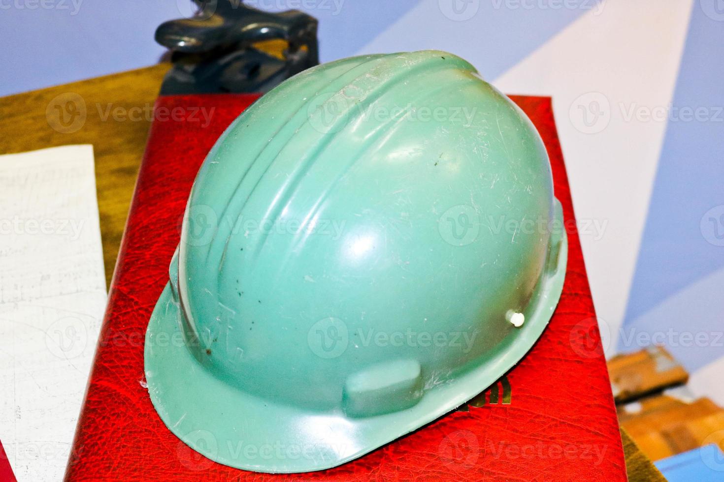 casque de sécurité en plastique vert pour le travailleur. casque de protection pour protéger la tête des personnes travaillant dans des conditions dangereuses à l'usine photo