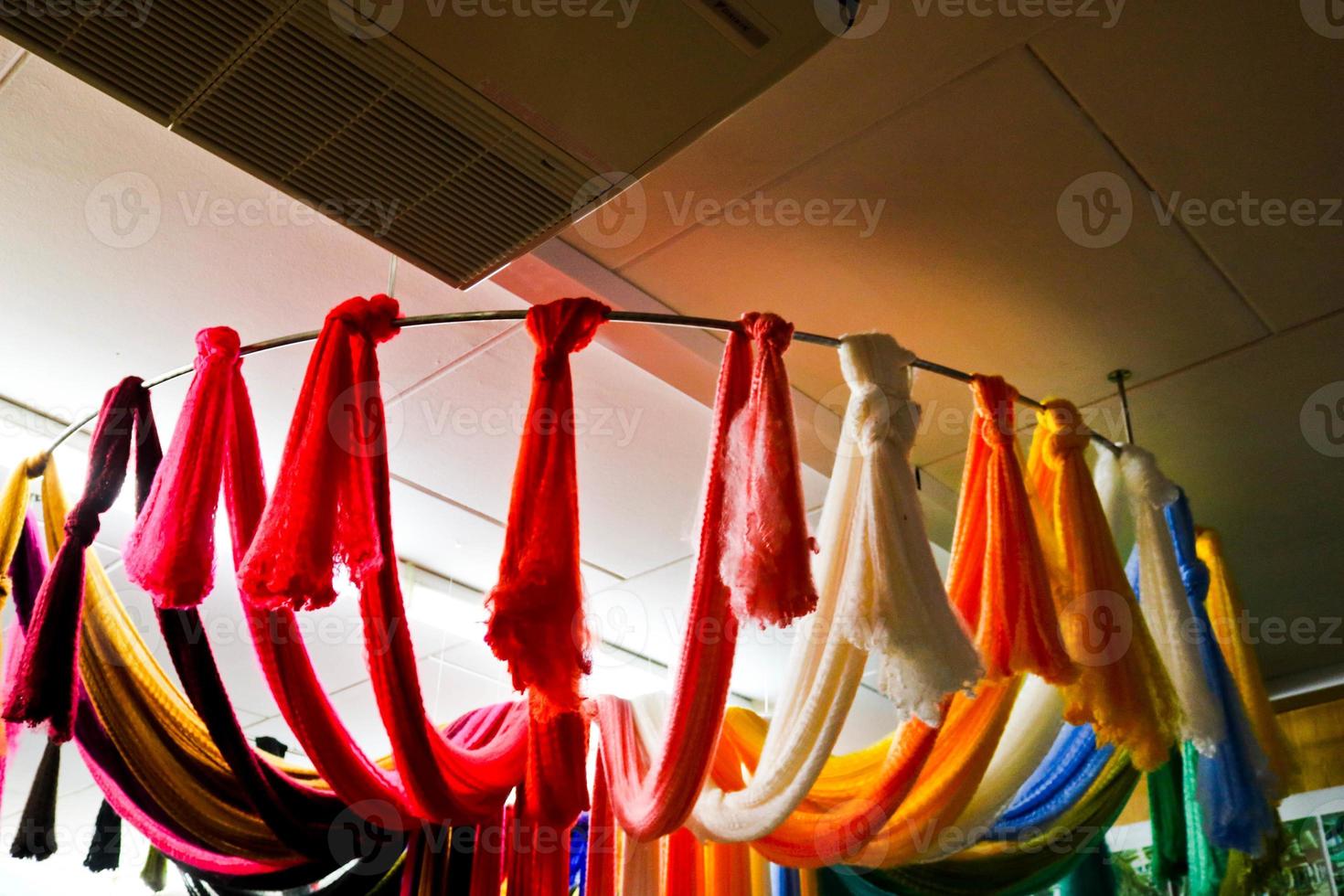 morceaux hétéroclites de couleurs vives multicolores de faisceaux échantillons de tissu acrylique artificiel coloré, fibres, démonstration de produits de production de fibres photo