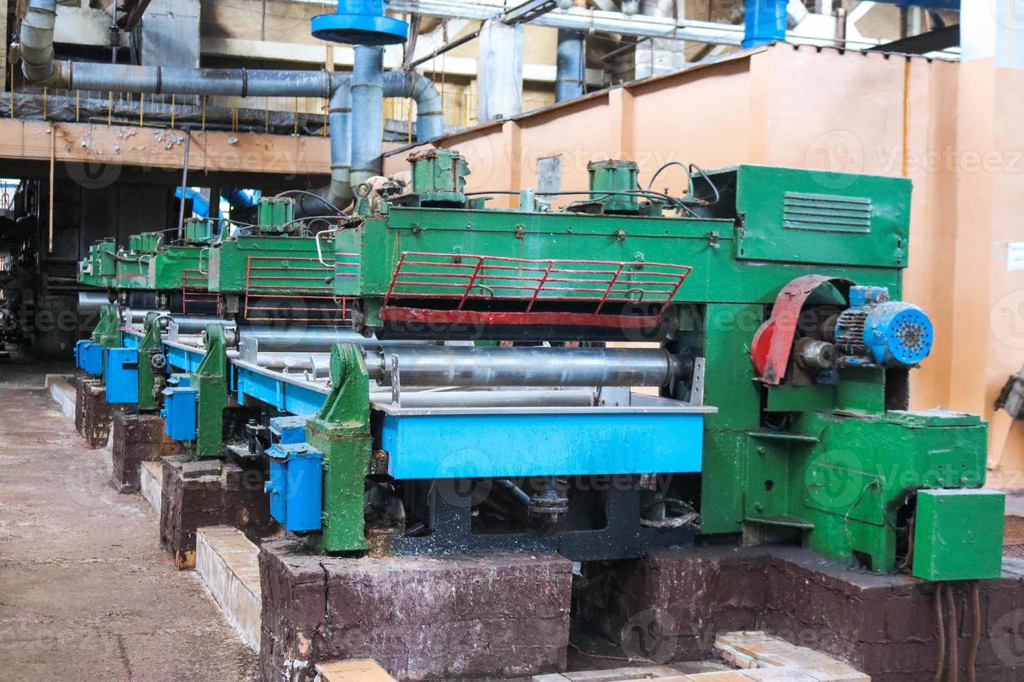 équipement industriel puissant en métal du département de production de l'usine de raffinage de pétrole, pétrochimique, chimique de construction de machines avec machines à tubes avec tuyaux et brides photo