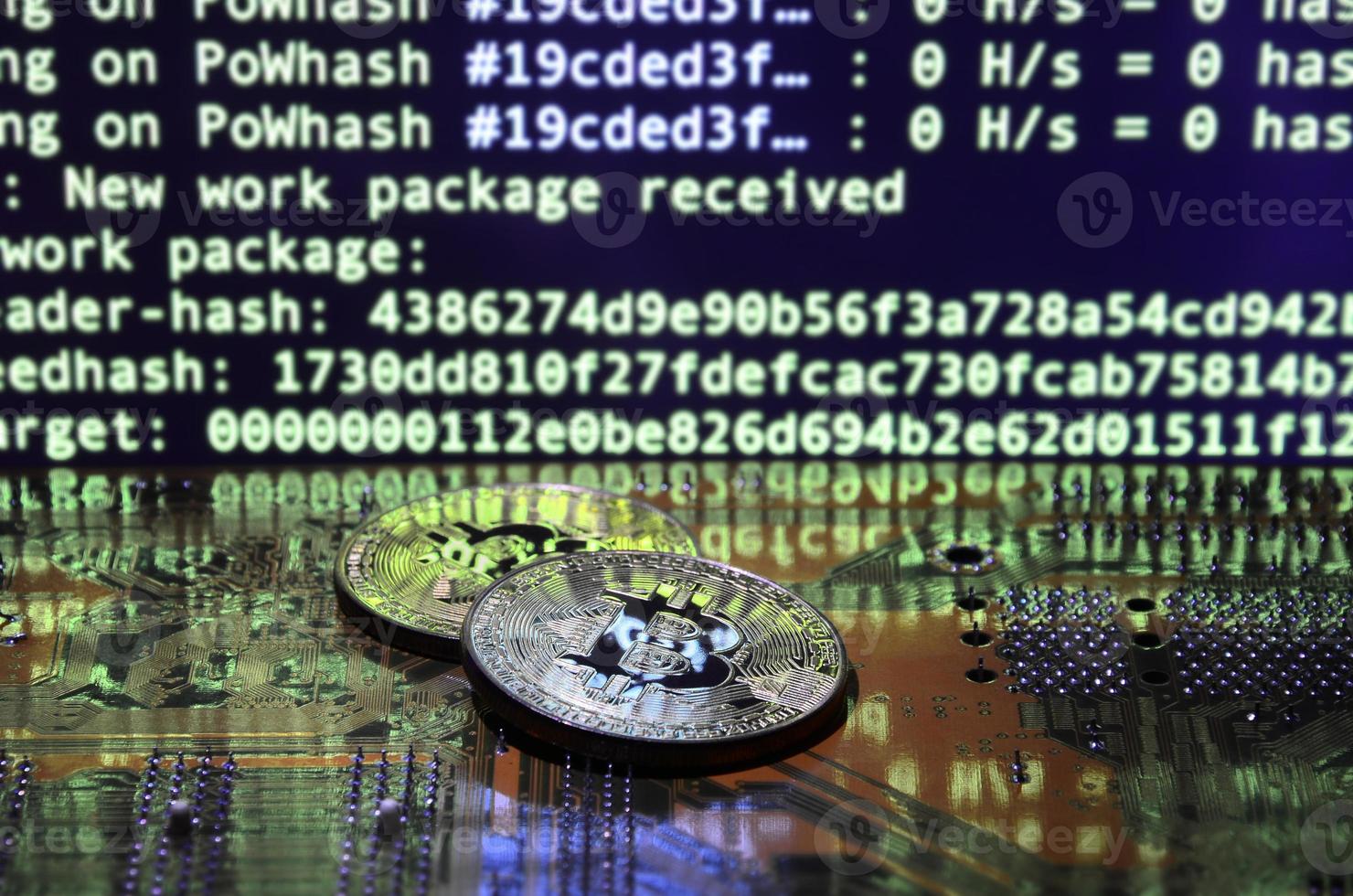 le processus numérique d'extraction de crypto-monnaie en utilisant le gpus. bitcoins et carte vidéo sur un écran de travail et un écran minier photo