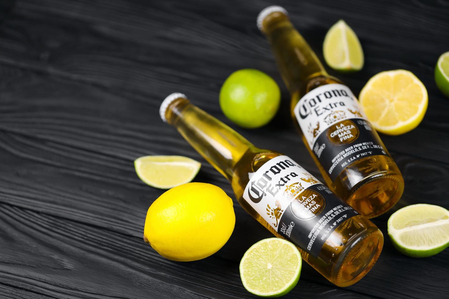 Kharkov, Ukraine - 9 décembre 2020 bouteilles de bière corona extra avec tranches de citron vert. corona produit par grupo modelo avec anheuser busch inbev la bière importée la plus populaire aux états-unis photo