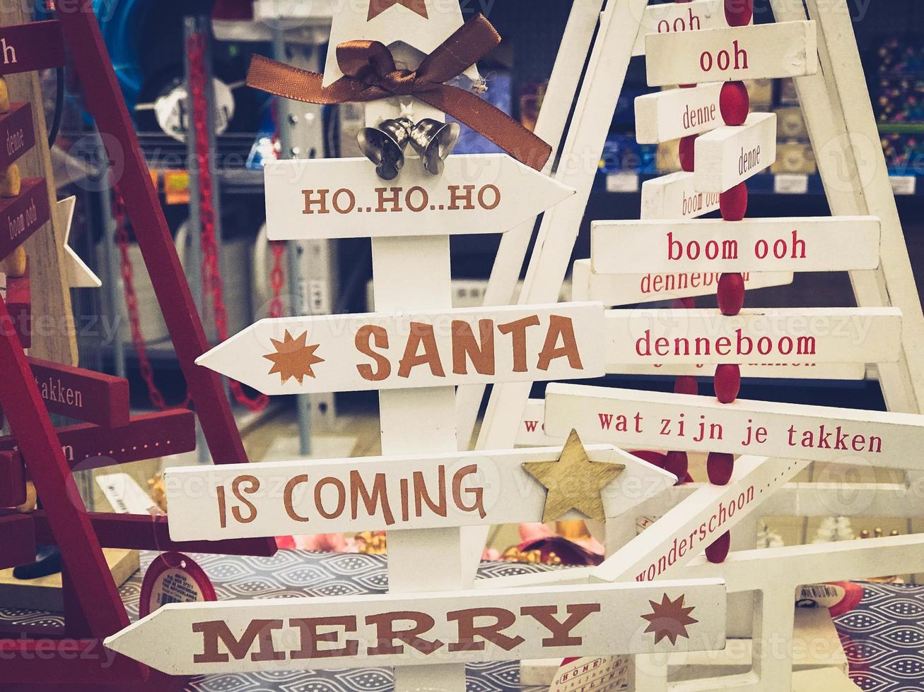 beau jouet en bois noël décoratif arbres de noël festifs mignons avec des inscriptions de joyeux noël, le père noël arrive. l'arrière-plan photo