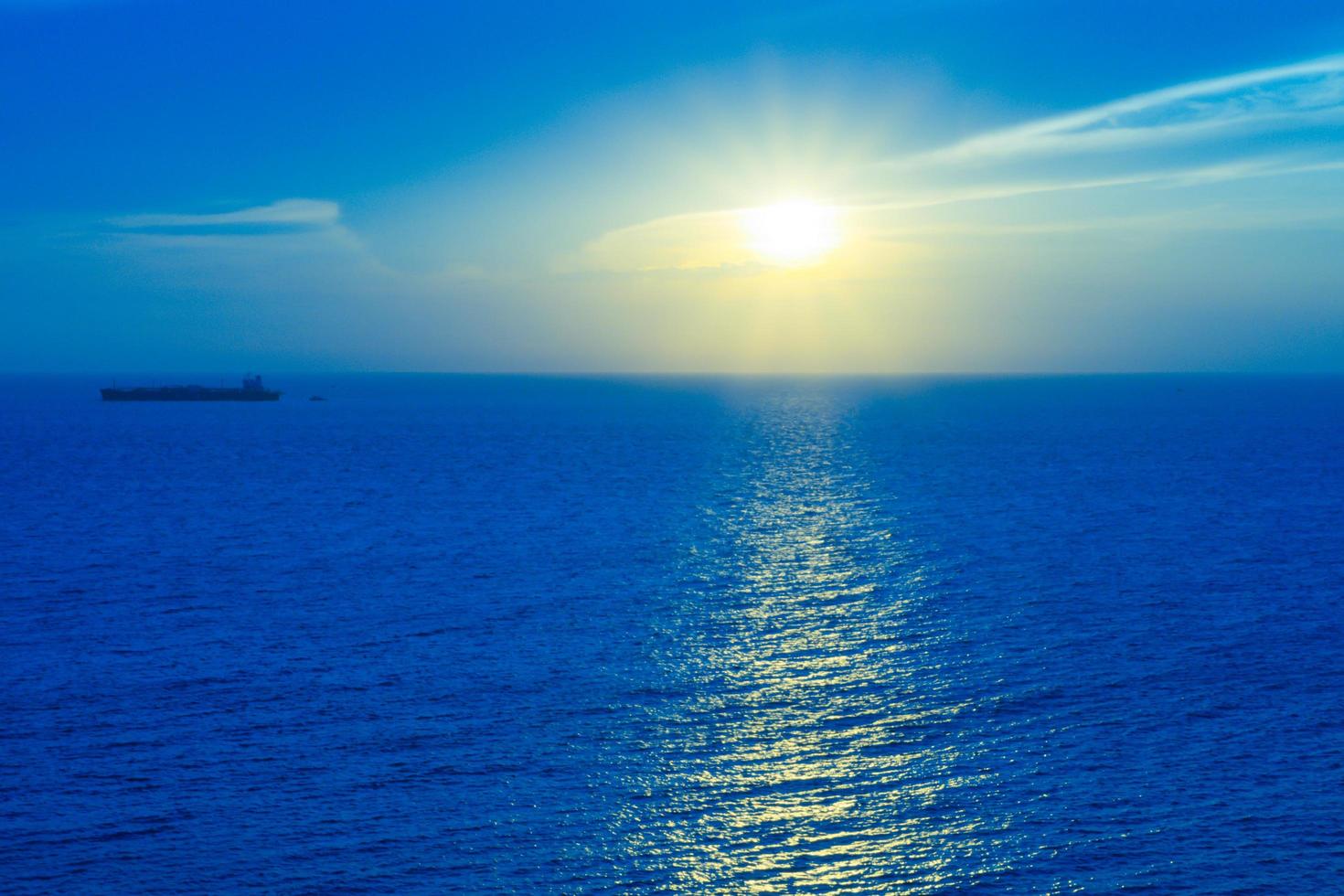 beau coucher de soleil sur la mer fond de ciel bleu photo