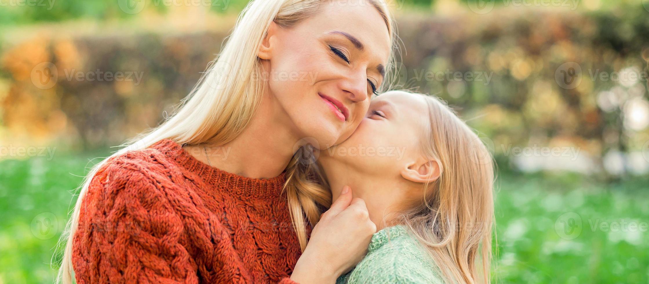 fille embrasse sa jeune mère photo