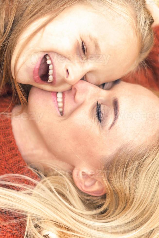 fille et maman allongées sur les feuilles d'automne photo