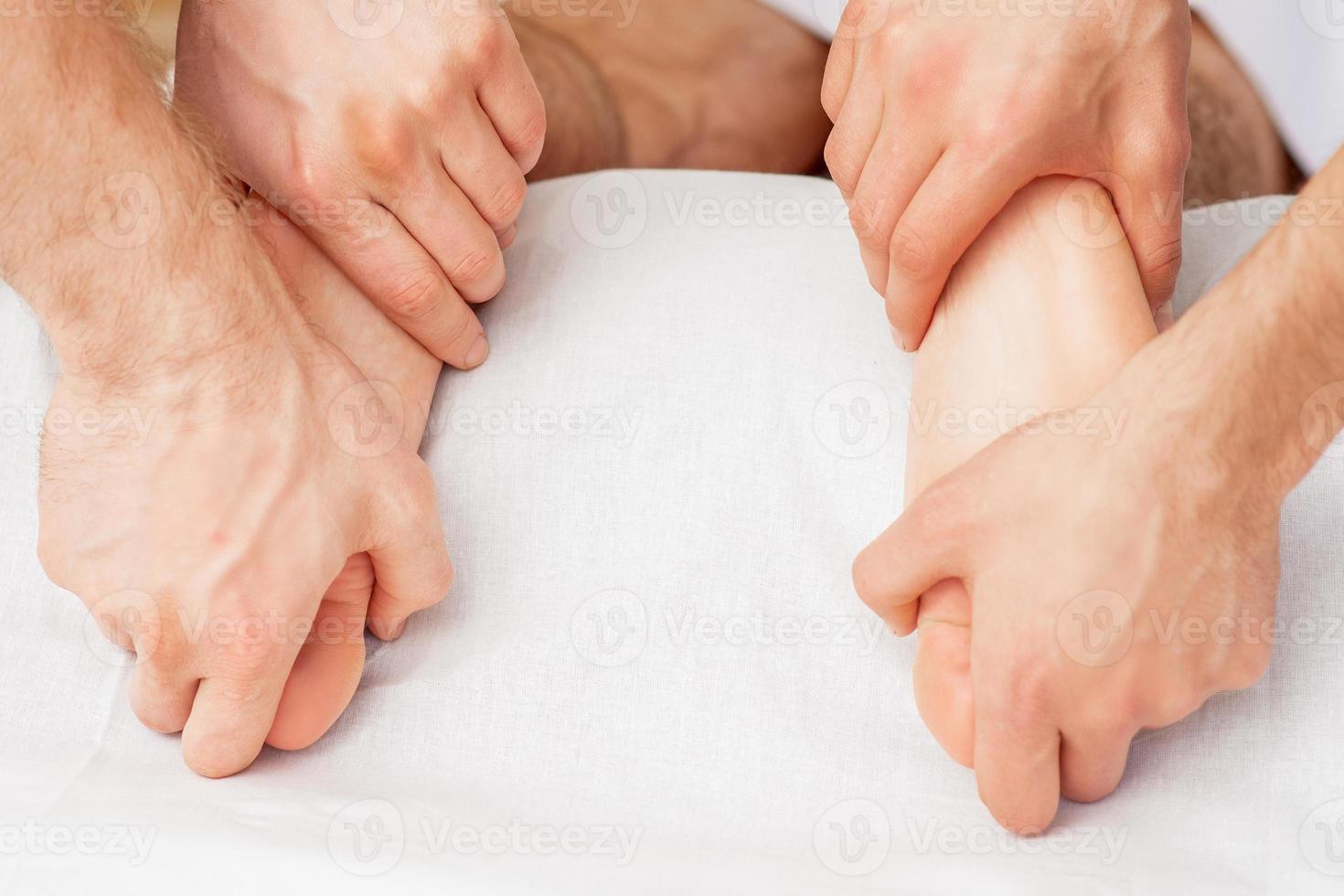 massage des pieds nus doux. photo