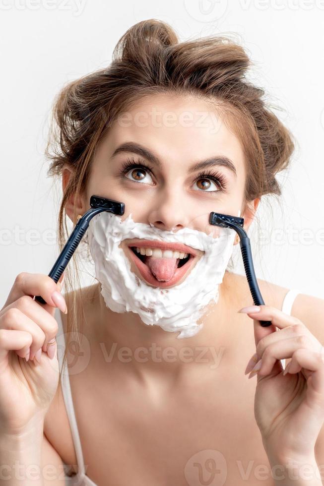 femme avec de la mousse à raser sur le visage photo