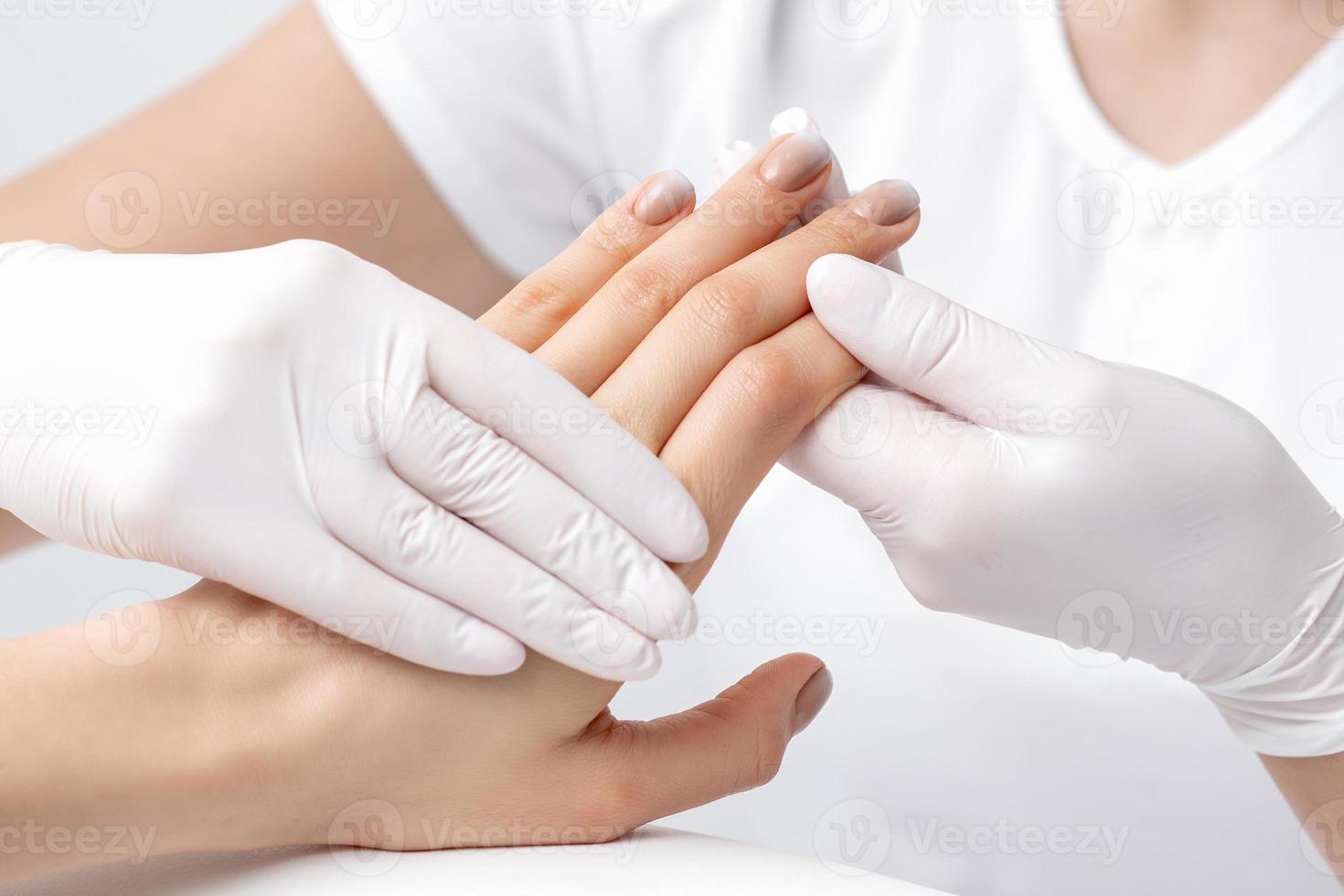 mains humaines tenant des ongles féminins photo