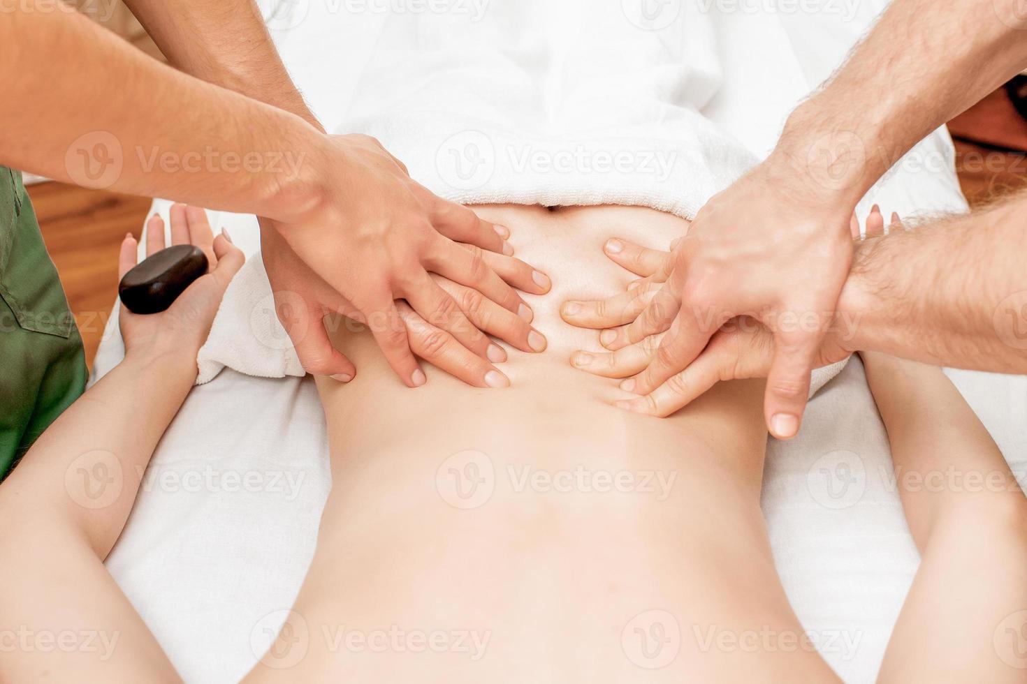 massage à quatre mains. photo