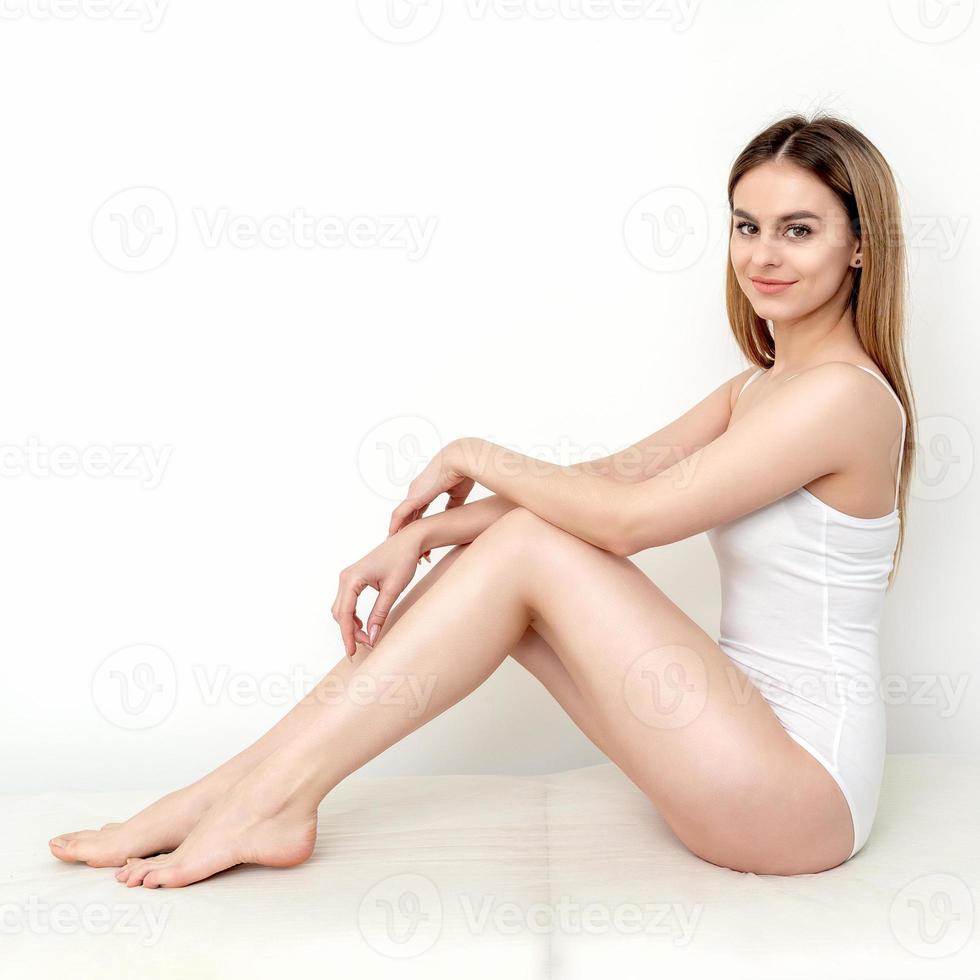 femme coupe les cheveux sur ses jambes avec des ciseaux photo