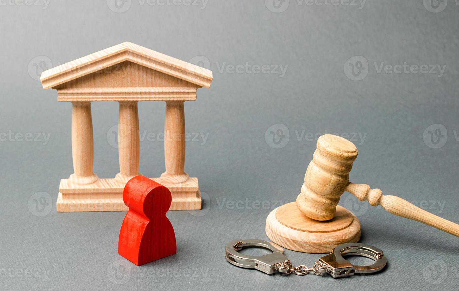 figurine rouge d'un homme au procès. protection de l'accusé dans l'affaire pénale. stratégie de protection. verdict sur l'affaire. enquête sur le crime. système judiciaire, exécution des peines. photo