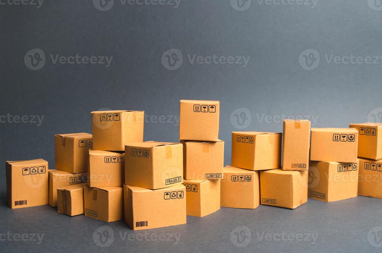 de nombreux cartons. produits, marchandises, entrepôt, stock. commerce et vente au détail. commerce électronique, vente de marchandises via une plateforme de commerce en ligne. expédition de fret, livrer. ventes de biens et de services. photo