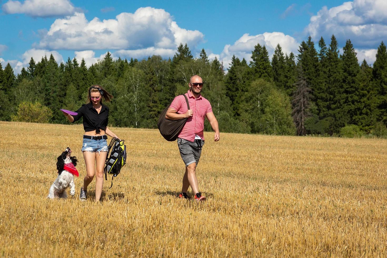 fille et l'homme avec le chien photo