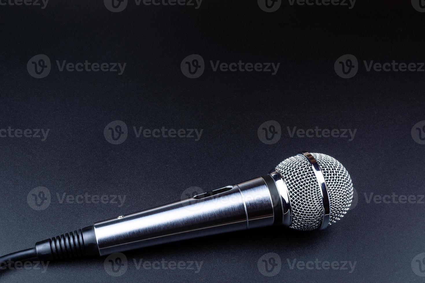 microphone sur fond noir photo