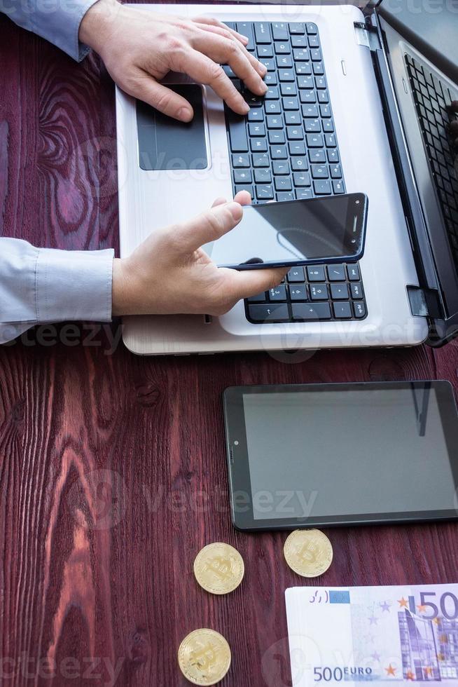 ordinateur portable avec de l'argent et du bitcoin photo