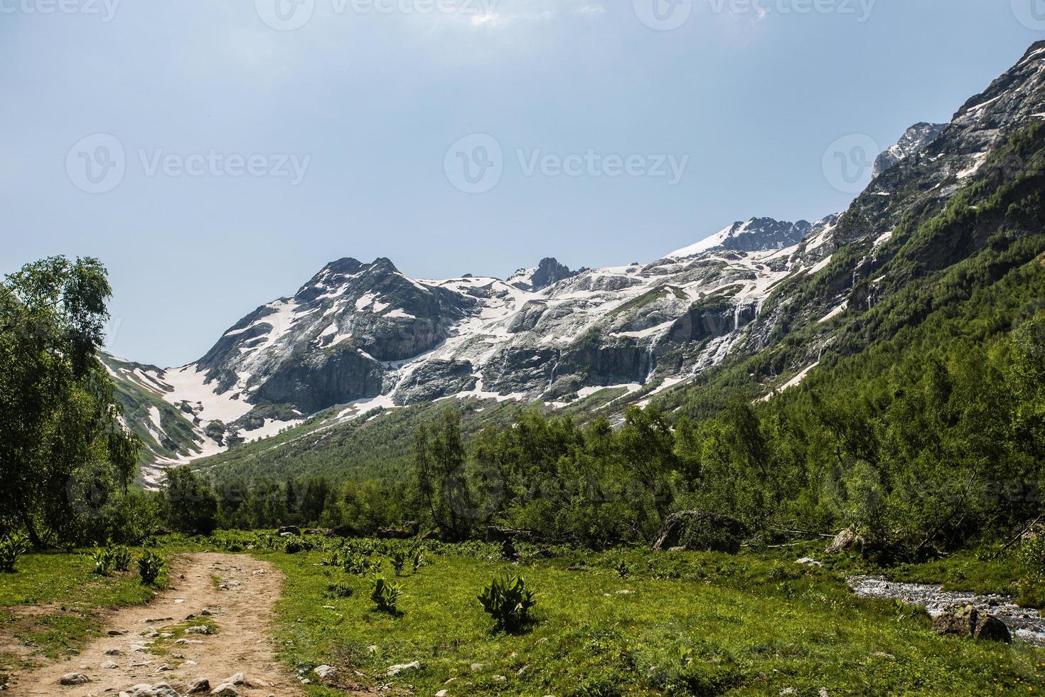 fabuleuse vue magnifique sur les montagnes et le ciel du caucase photo