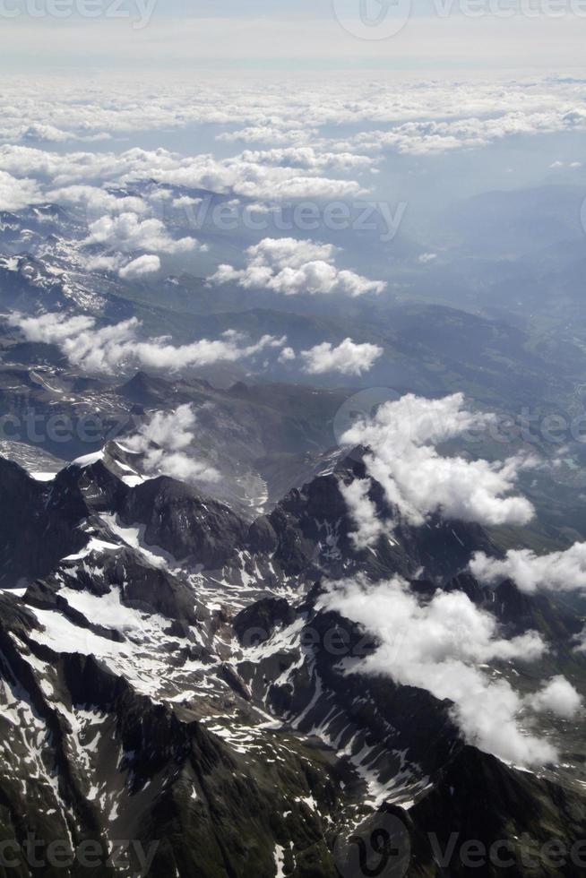 montagne couverte de neige vue d'un avion au-dessus des alpes européennes photo