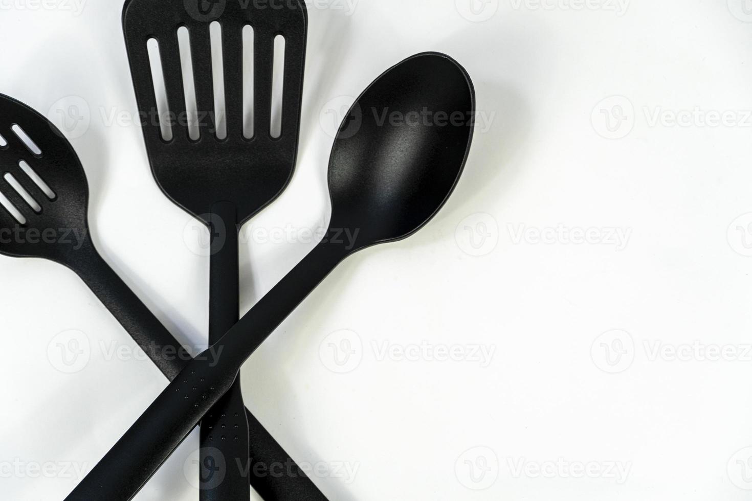 spatules et cuillères en plastique noir sur fond blanc, mexique photo