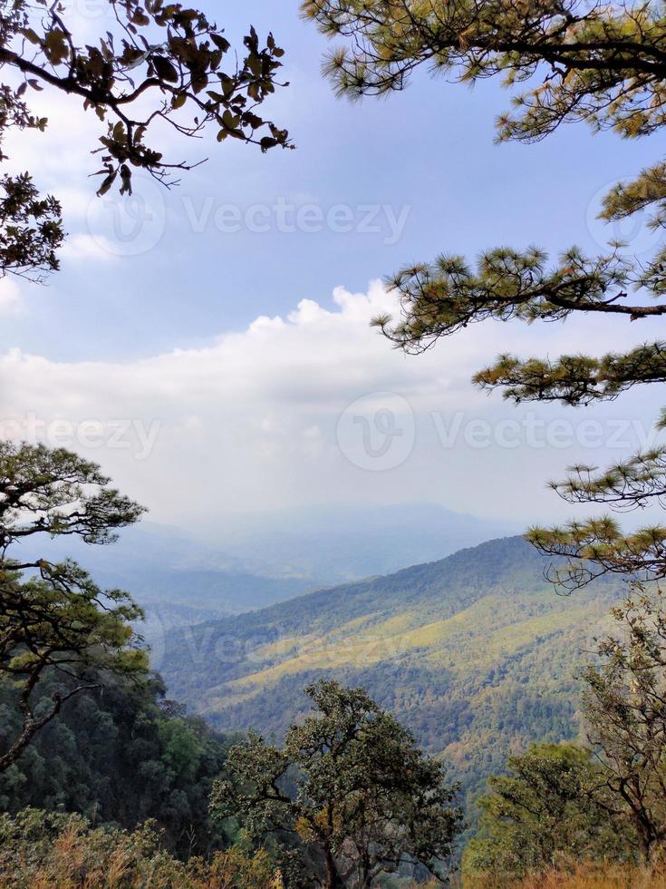 vallée de montagne pendant le lever du soleil. paysage naturel d'été photo