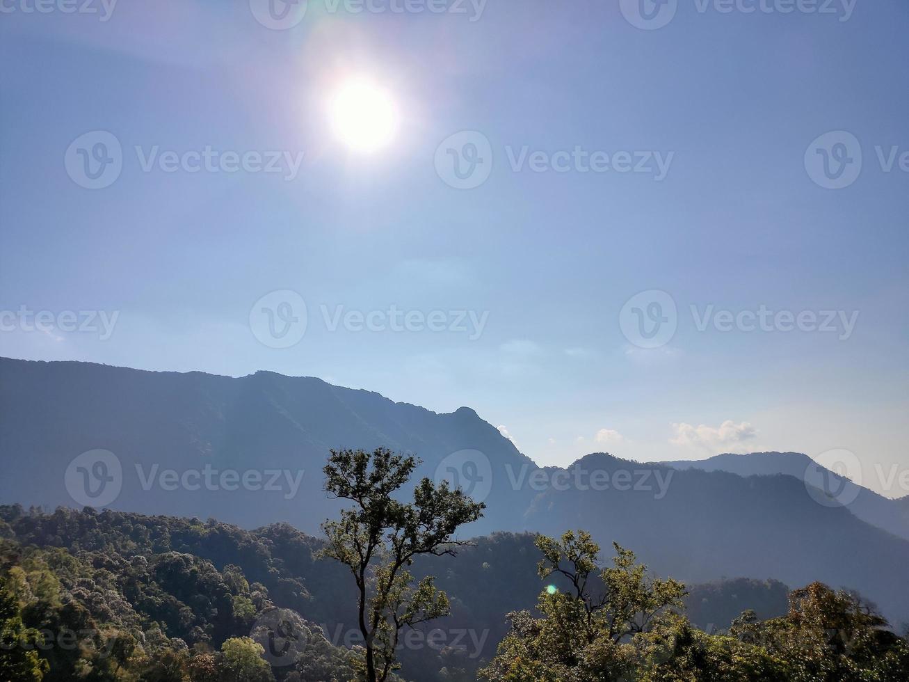 vallée de montagne pendant le lever du soleil. paysage naturel d'été photo