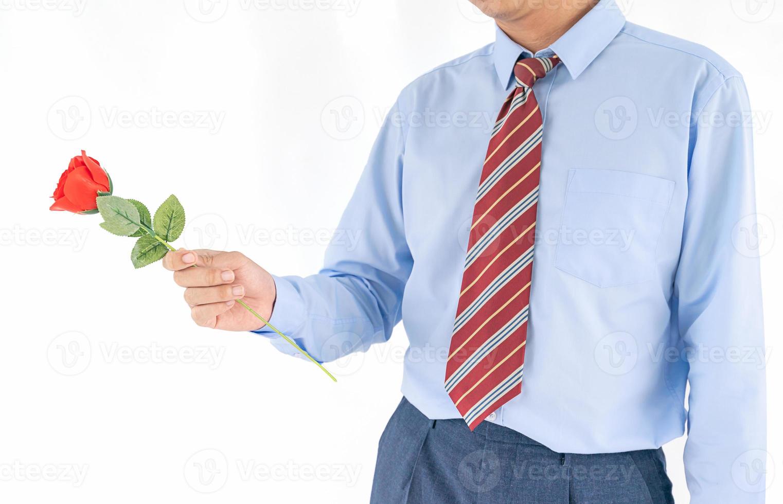 homme tenant avec une rose rouge sur fond blanc photo