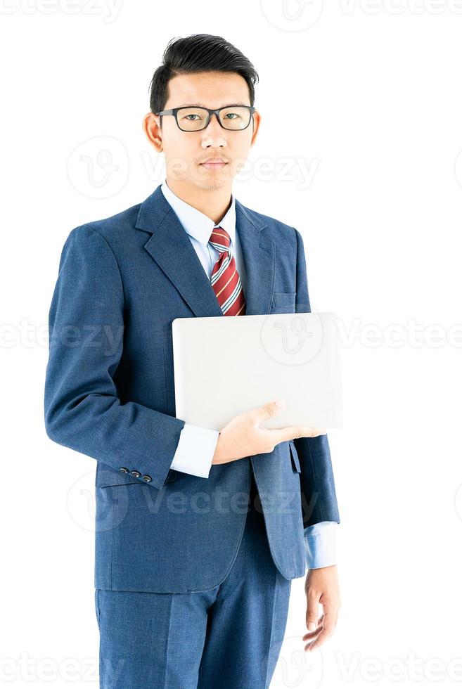 portrait d'homme d'affaires en costume tenant un ordinateur portable sur fond blanc photo