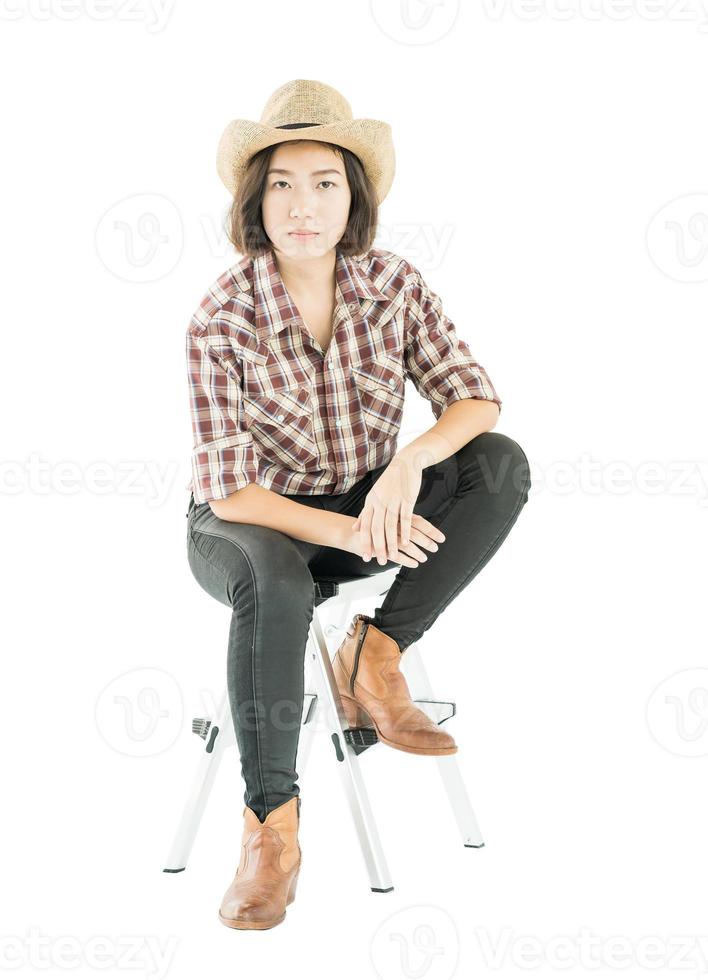 jeune femme dans une chemise à carreaux posant en studio sur fond blanc photo