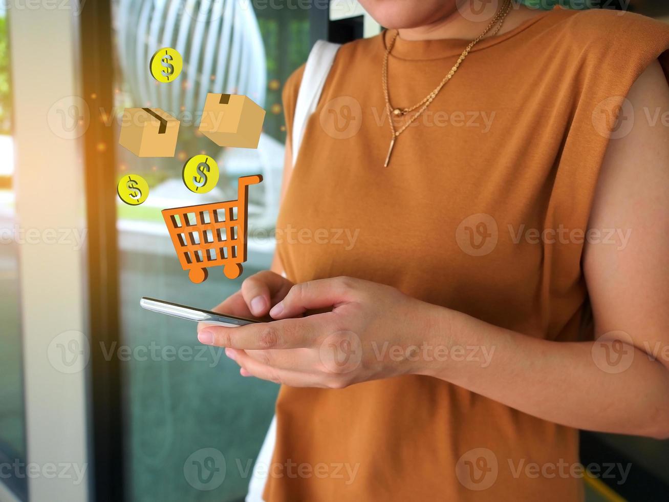 femme utilise un smartphone pour faire des achats en ligne, concept d'événement de vente de fin d'année. photo