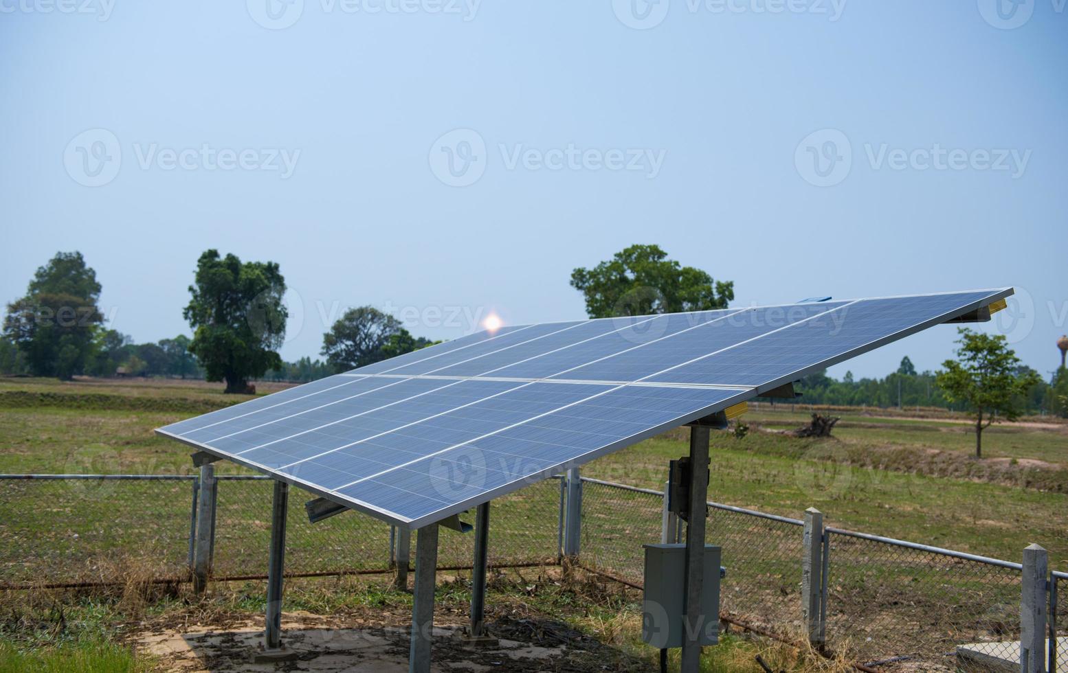 systèmes d'alimentation photovoltaïques. panneaux solaires. l'usine d'énergie solaire. la source d'énergie renouvelable écologique. - image photo