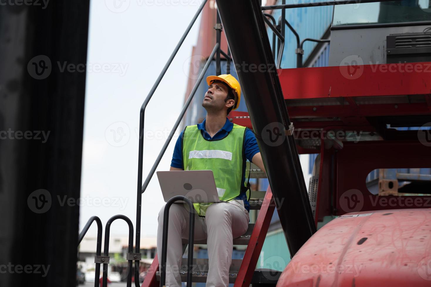 jeune homme travaillant avec un ordinateur dans l'industrie des terminaux logistiques d'importation et d'exportation. photo