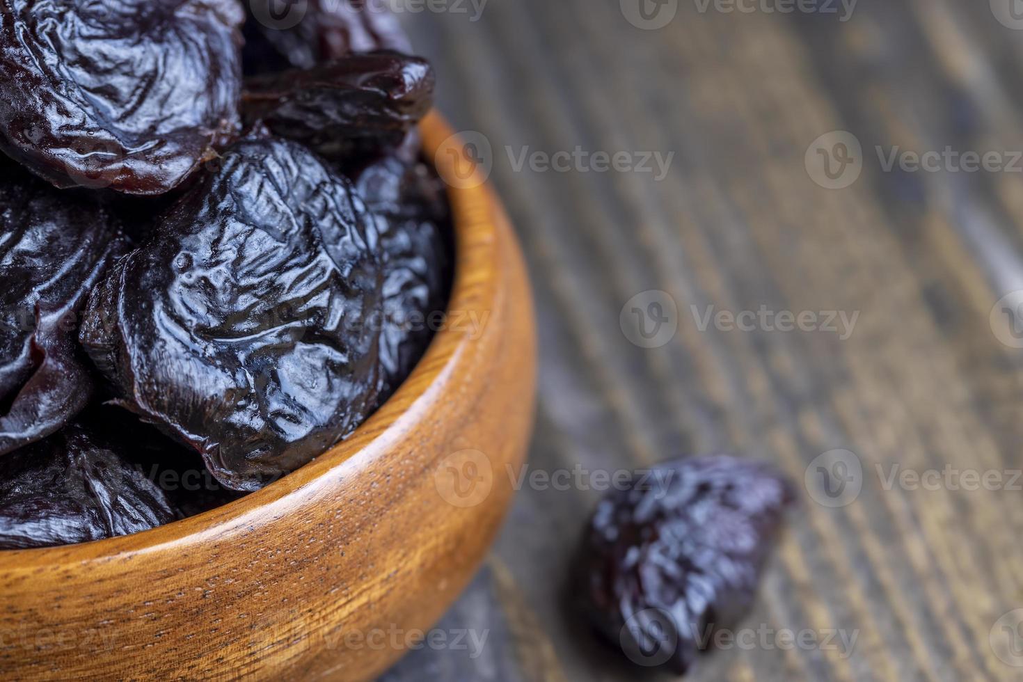 prunes séchées sur la table de la cuisine photo