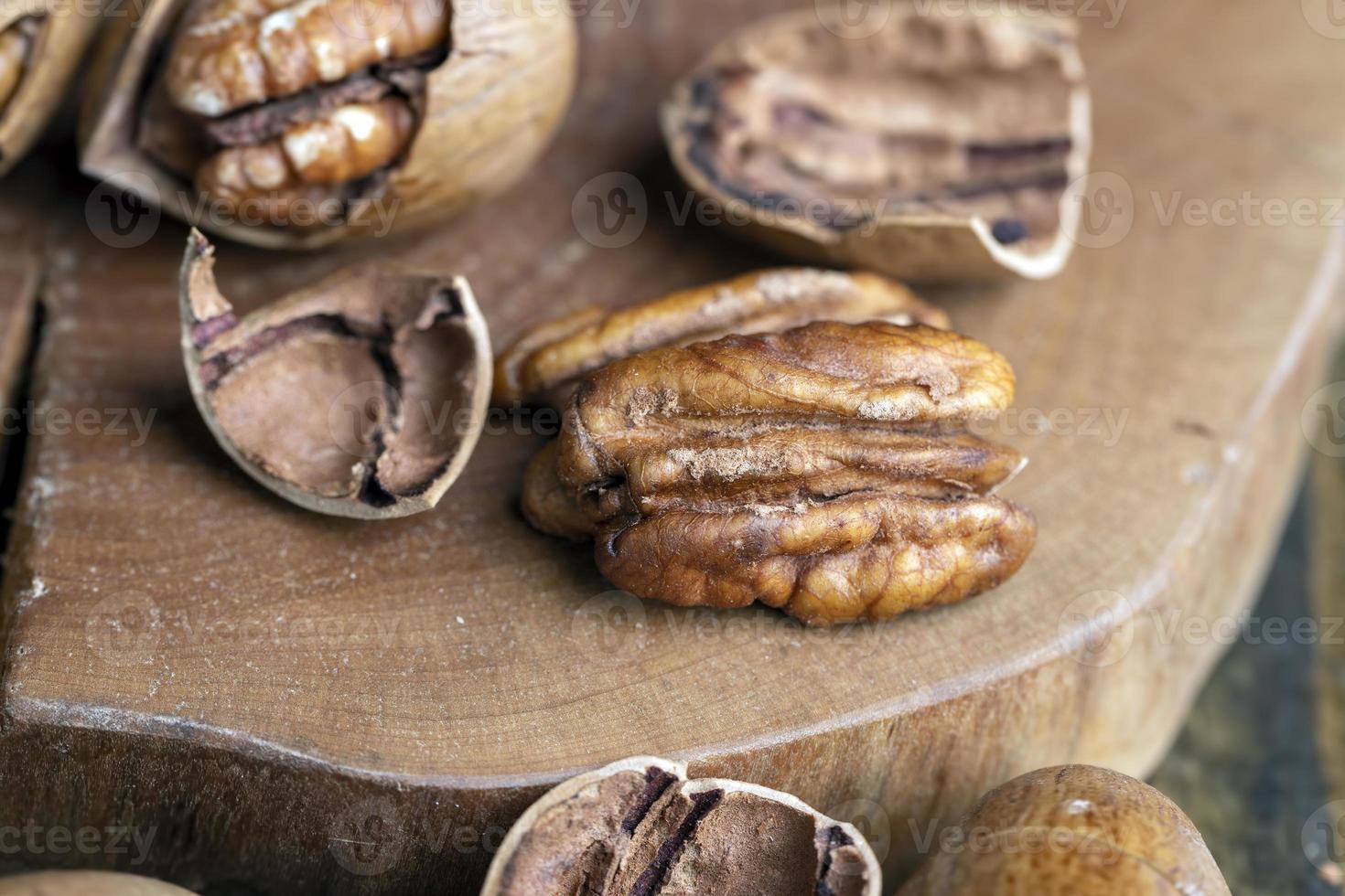 noix de pécan dans une coquille sur la table photo