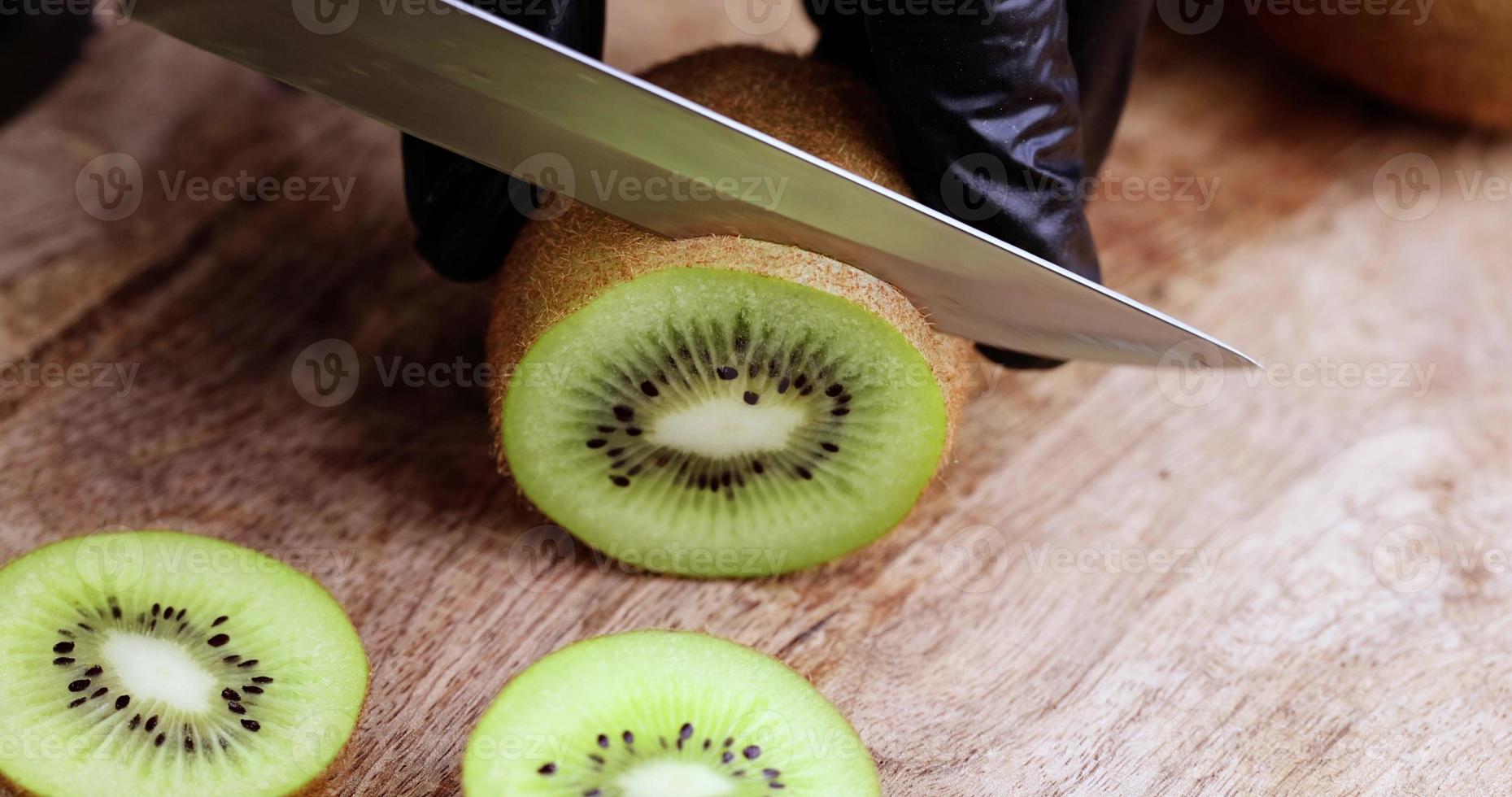 Kiwi Tranché Sur Une Planche À Découper Avec Un Couteau. Banque D'Images et  Photos Libres De Droits. Image 204574579