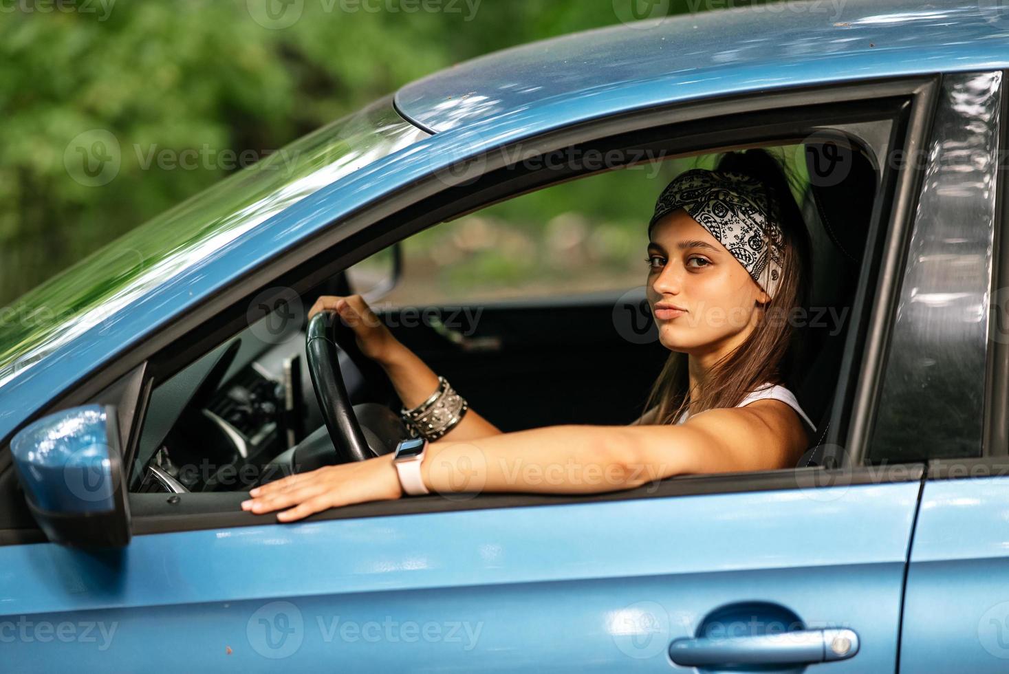 portrait de jeune femme regardant la caméra par la fenêtre photo