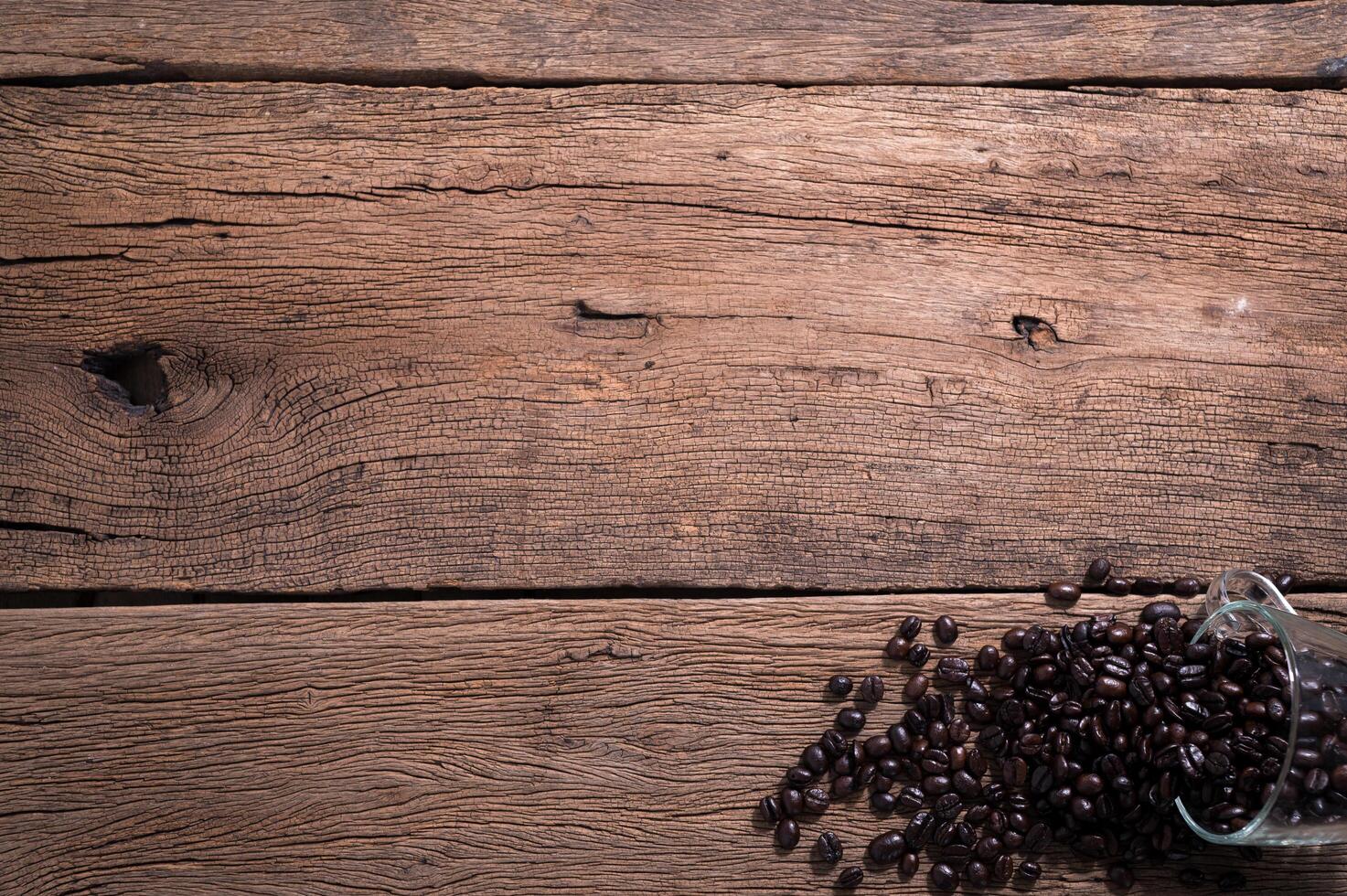 grains de café sur le bureau, vue de dessus photo